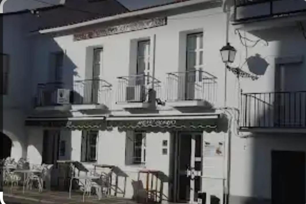 Hostal 2 Estrellas -Restaurante Las Tres Encinas En El Centro Del Pueblo Cabeza la Vaca Exterior foto