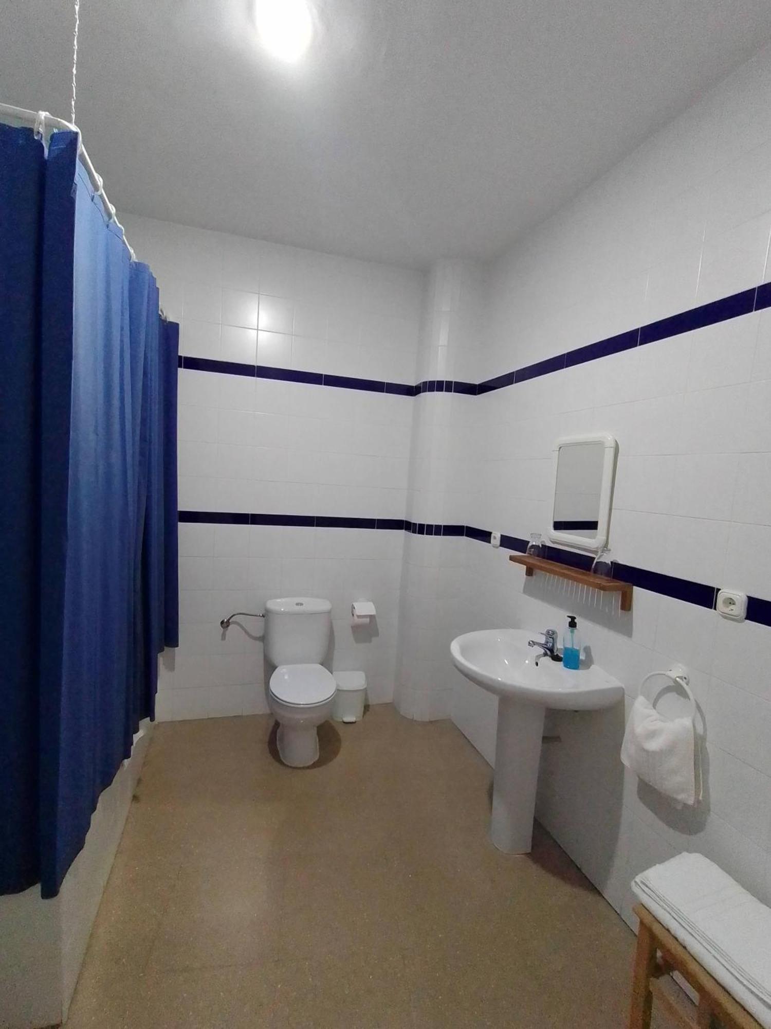 Hostal 2 Estrellas -Restaurante Las Tres Encinas En El Centro Del Pueblo Cabeza la Vaca Exterior foto